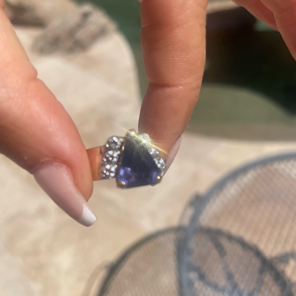 14 k G Ring with Amethyst Trillion-Cut Stone, and Genuine diamonds